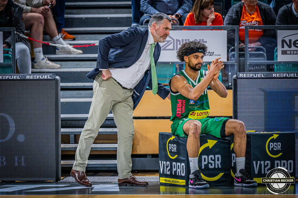2. Basketball Bundesliga, Barmer BBL, Saison 2023/2024, Herren, Hauptrunde, 29. Spieltag, 17.04.2024, RASTA Vechta II - EPG Baskets Koblenz
Marco Van den Berg (Headcoach EPG Baskets Koblenz) im Gespr&auml;ch mit Marvin Heckel (#47 - EPG Baskets Koblenz)
Schlüsselwörter: 17.04.2024;2. Bundesliga;29. Spieltag;Basketball;Baskets;EPG;Farmteam;Hauptrunde;Koblenz;Liga;Pro A;RASTA;RASTA Dome;Saison 2023/2024;Vechta