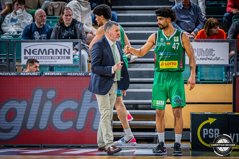 2. Basketball Bundesliga, Barmer BBL, Saison 2023/2024, Herren, Hauptrunde, 29. Spieltag, 17.04.2024, RASTA Vechta II - EPG Baskets Koblenz
Marco Van den Berg (Headcoach EPG Baskets Koblenz) und Marvin Heckel (#47 - EPG Baskets Koblenz)
Schlüsselwörter: 17.04.2024;2. Bundesliga;29. Spieltag;Basketball;Baskets;EPG;Farmteam;Hauptrunde;Koblenz;Liga;Pro A;RASTA;RASTA Dome;Saison 2023/2024;Vechta