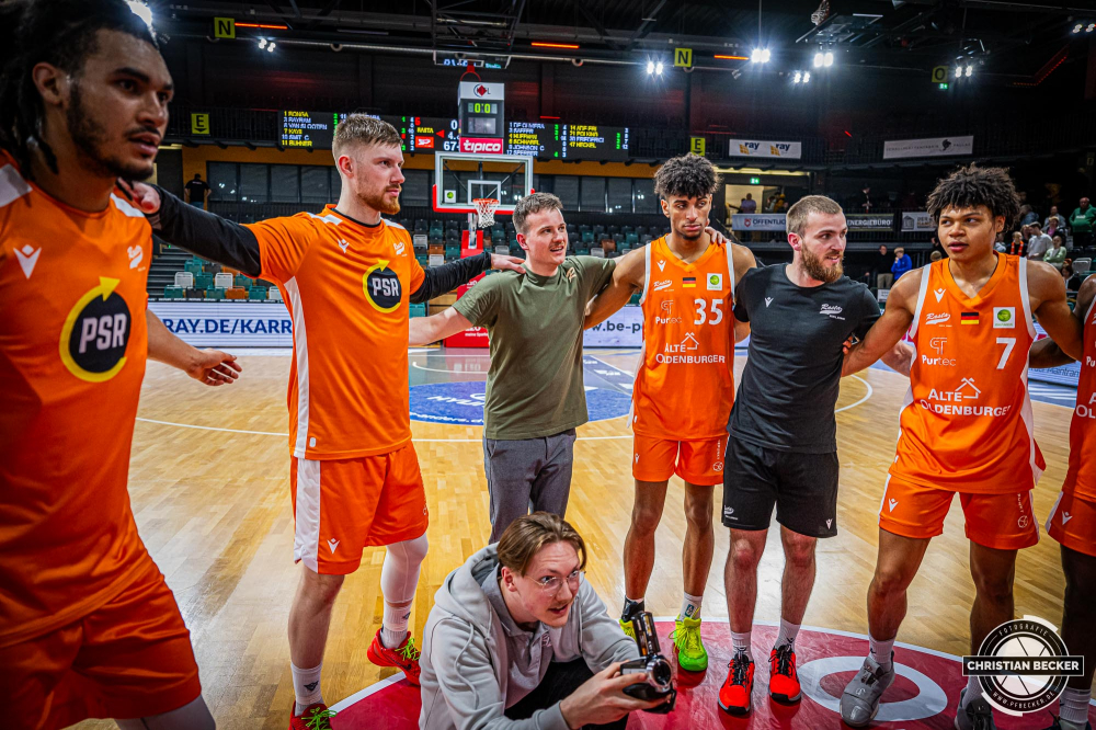 2. Basketball Bundesliga, Barmer BBL, Saison 2023/2024, Herren, Hauptrunde, 29. Spieltag, 17.04.2024, RASTA Vechta II - EPG Baskets Koblenz
Das Team von RASTA Vechta II nach der Partie
Schlüsselwörter: 17.04.2024;2. Bundesliga;29. Spieltag;Basketball;Baskets;EPG;Farmteam;Hauptrunde;Koblenz;Liga;Pro A;RASTA;RASTA Dome;Saison 2023/2024;Vechta