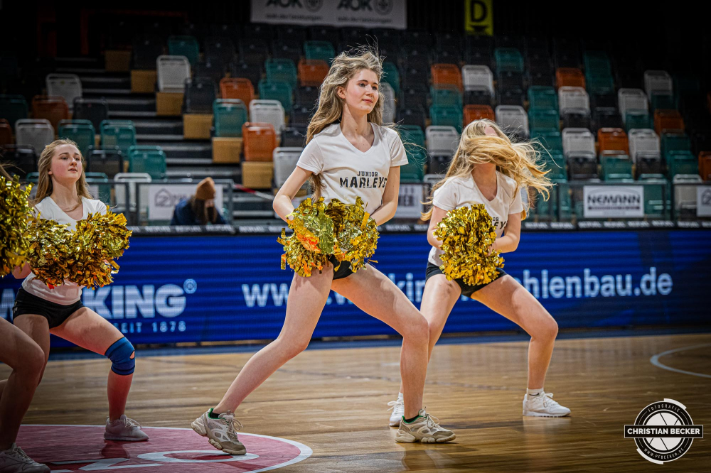 2. Basketball Bundesliga, Barmer BBL, Saison 2023/2024, Herren, Hauptrunde, 34. Spieltag, 27.04.2024, RASTA Vechta II - UNI Baskets M&uuml;nster
Junior Marleys (Cheerleader - RASTA Vechta) w&auml;hrend der Partie
Schlüsselwörter: 2. Bundesliga;27.04.2024;34. Spieltag;Basketball;Baskets;Farmteam;Hauptrunde;Liga;Muenster;M&uuml;nster;Pro A;RASTA;RASTA Dome;Saison 2023/2024;Uni;Vechta