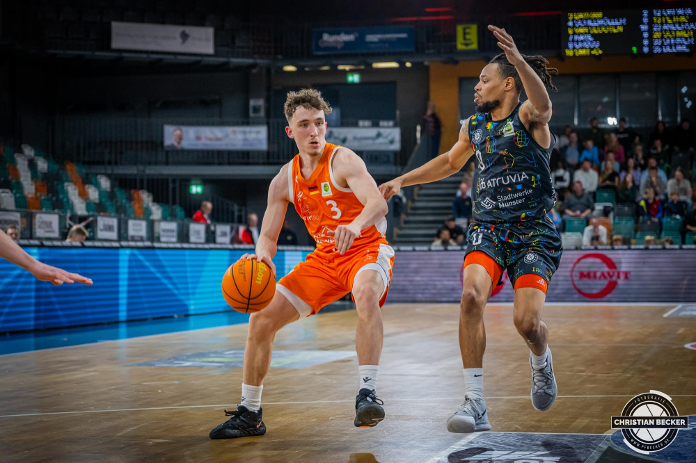 2. Basketball Bundesliga, Barmer BBL, Saison 2023/2024, Herren, Hauptrunde, 34. Spieltag, 27.04.2024, RASTA Vechta II - UNI Baskets M&uuml;nster
Kaya Bayram (#3 - RASTA Vechta II) in Aktion
Schlüsselwörter: 2. Bundesliga;27.04.2024;34. Spieltag;Basketball;Baskets;Farmteam;Hauptrunde;Liga;Muenster;M&uuml;nster;Pro A;RASTA;RASTA Dome;Saison 2023/2024;Uni;Vechta