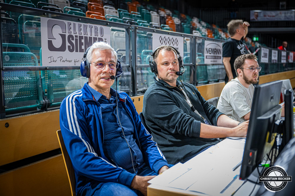 2. Basketball Bundesliga, Barmer BBL, Saison 2023/2024, Herren, Hauptrunde, 34. Spieltag, 27.04.2024, RASTA Vechta II - UNI Baskets M&uuml;nster
Tom Fischer (Moderator - Sportdeutschland.tv) und Gerrit Kersten-Thiele, Sportdirektor von RASTA Vechta w&auml;hrend der Partie
Schlüsselwörter: 2. Bundesliga;27.04.2024;34. Spieltag;Basketball;Baskets;Farmteam;Hauptrunde;Liga;Muenster;M&uuml;nster;Pro A;RASTA;RASTA Dome;Saison 2023/2024;Uni;Vechta