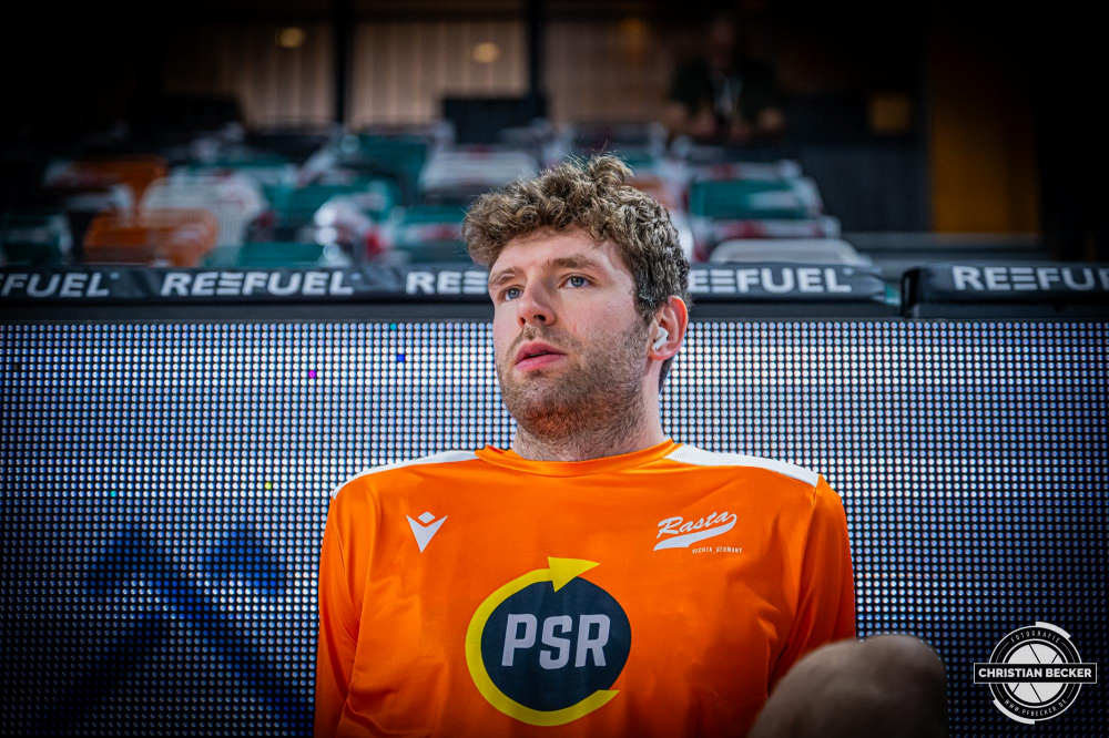 1. Basketball Bundesliga, easyCredit BBL, Saison 2023/2024, Herren, Hauptrunde, 28. Spieltag, 28.04.2024, RASTA Vechta -  W&uuml;rzburg Baskets
Tanner Groves (#22 - RASTA Vechta) vor der Partie
Schlüsselwörter: 1. Bundesliga;28.04.2024;30. Spieltag;BBL;Basketball;Baskets;Hauptrunde;Liga;RASTA;RASTA Dome;Saison 2023/2024;Vechta;W&uuml;rzburg;easycredit