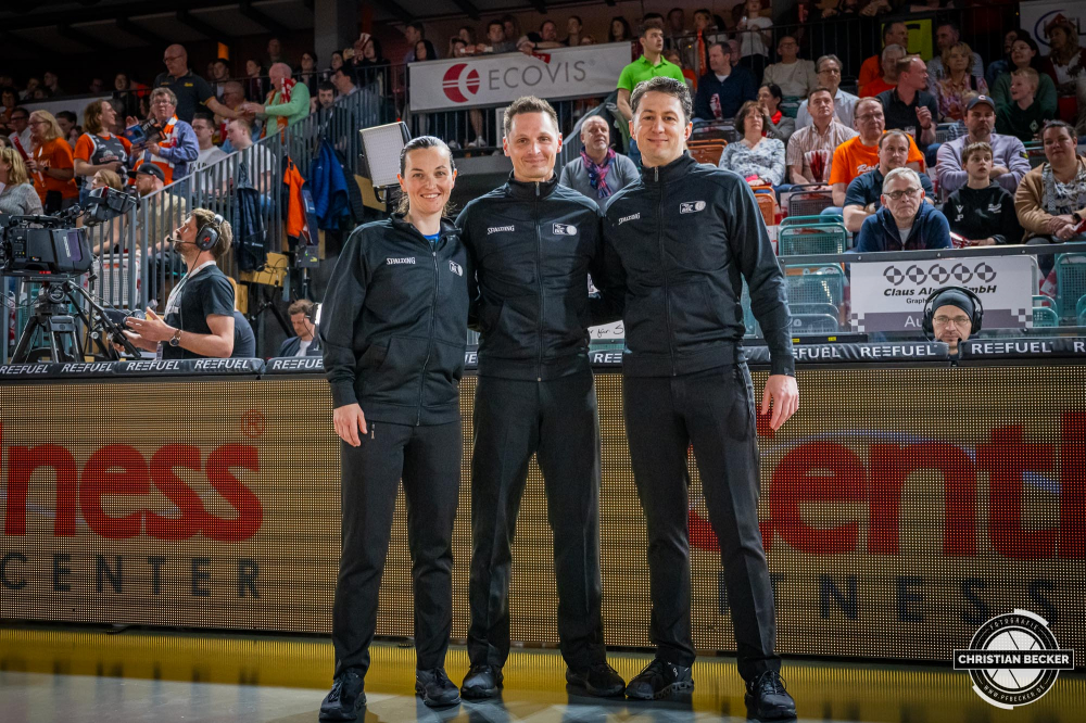 1. Basketball Bundesliga, easyCredit BBL, Saison 2023/2024, Herren, Hauptrunde, 28. Spieltag, 28.04.2024, RASTA Vechta -  W&uuml;rzburg Baskets
Die Schiedsrichter vor der Partie
Schlüsselwörter: 1. Bundesliga;28.04.2024;30. Spieltag;BBL;Basketball;Baskets;Hauptrunde;Liga;RASTA;RASTA Dome;Saison 2023/2024;Vechta;W&uuml;rzburg;easycredit