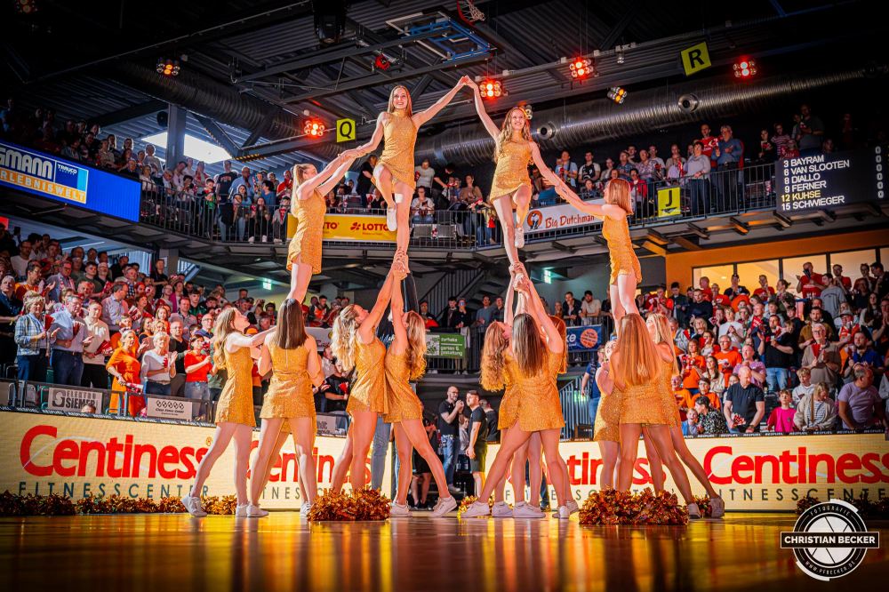 1. Basketball Bundesliga, easyCredit BBL, Saison 2023/2024, Herren, Hauptrunde, 28. Spieltag, 28.04.2024, RASTA Vechta -  W&uuml;rzburg Baskets
Marleys (Cheerleader - RASTA Vechta) vor der Partie
Schlüsselwörter: 1. Bundesliga;28.04.2024;30. Spieltag;BBL;Basketball;Baskets;Hauptrunde;Liga;RASTA;RASTA Dome;Saison 2023/2024;Vechta;W&uuml;rzburg;easycredit