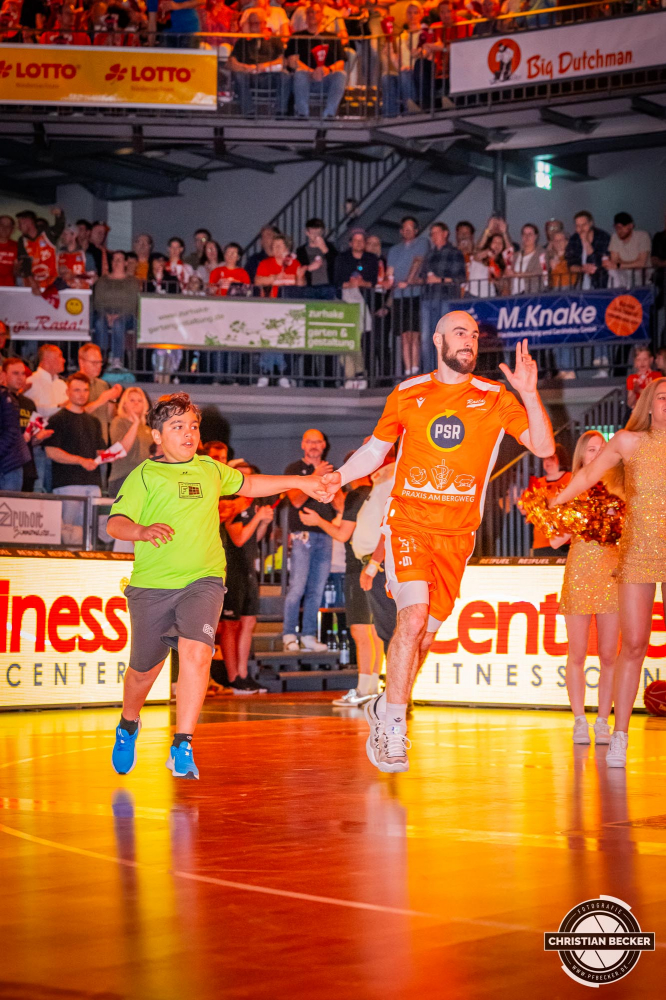 1. Basketball Bundesliga, easyCredit BBL, Saison 2023/2024, Herren, Hauptrunde, 28. Spieltag, 28.04.2024, RASTA Vechta -  W&uuml;rzburg Baskets
Tommy Kuhse (#12 - RASTA Vechta) vor der Partie
Schlüsselwörter: 1. Bundesliga;28.04.2024;30. Spieltag;BBL;Basketball;Baskets;Hauptrunde;Liga;RASTA;RASTA Dome;Saison 2023/2024;Vechta;W&uuml;rzburg;easycredit