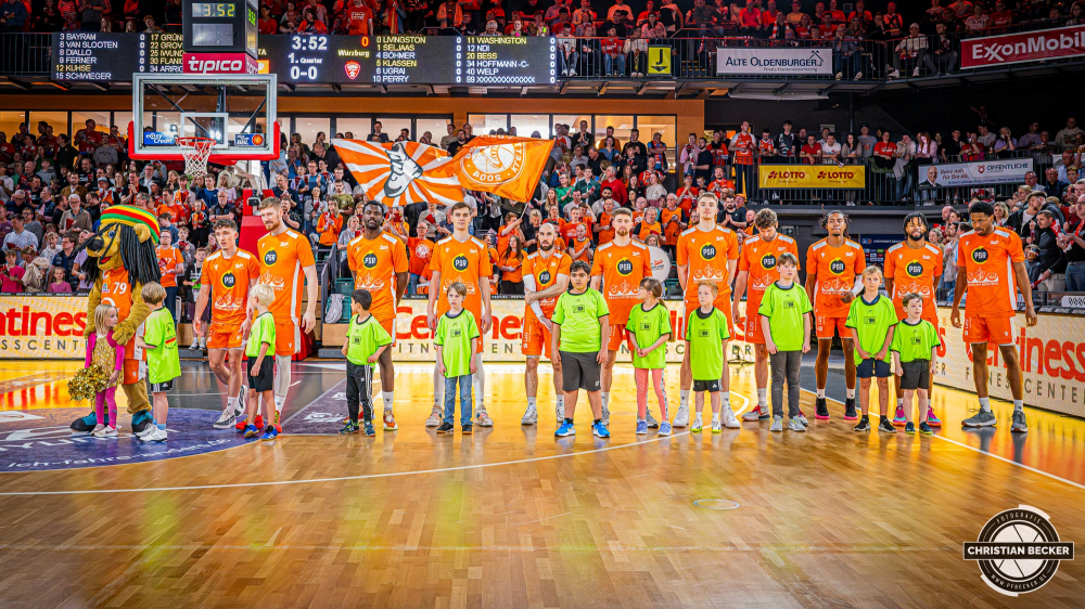 1. Basketball Bundesliga, easyCredit BBL, Saison 2023/2024, Herren, Hauptrunde, 28. Spieltag, 28.04.2024, RASTA Vechta -  W&uuml;rzburg Baskets
Das Team von RASTA Vechta und die Einlaufkinder vor der Partie
Schlüsselwörter: 1. Bundesliga;28.04.2024;30. Spieltag;BBL;Basketball;Baskets;Hauptrunde;Liga;RASTA;RASTA Dome;Saison 2023/2024;Vechta;W&uuml;rzburg;easycredit