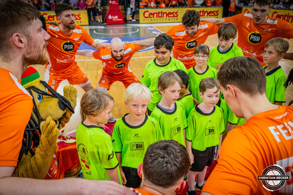 1. Basketball Bundesliga, easyCredit BBL, Saison 2023/2024, Herren, Hauptrunde, 28. Spieltag, 28.04.2024, RASTA Vechta -  W&uuml;rzburg Baskets
Das Team von RASTA Vechta und die Einlaufkinder vor der Partie
Schlüsselwörter: 1. Bundesliga;28.04.2024;30. Spieltag;BBL;Basketball;Baskets;Hauptrunde;Liga;RASTA;RASTA Dome;Saison 2023/2024;Vechta;W&uuml;rzburg;easycredit