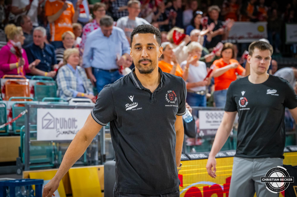 1. Basketball Bundesliga, easyCredit BBL, Saison 2023/2024, Herren, Hauptrunde, 28. Spieltag, 28.04.2024, RASTA Vechta -  W&uuml;rzburg Baskets
Joel Aminu (#21 - RASTA Vechta) vor der Partie
Schlüsselwörter: 1. Bundesliga;28.04.2024;30. Spieltag;BBL;Basketball;Baskets;Hauptrunde;Liga;RASTA;RASTA Dome;Saison 2023/2024;Vechta;W&uuml;rzburg;easycredit