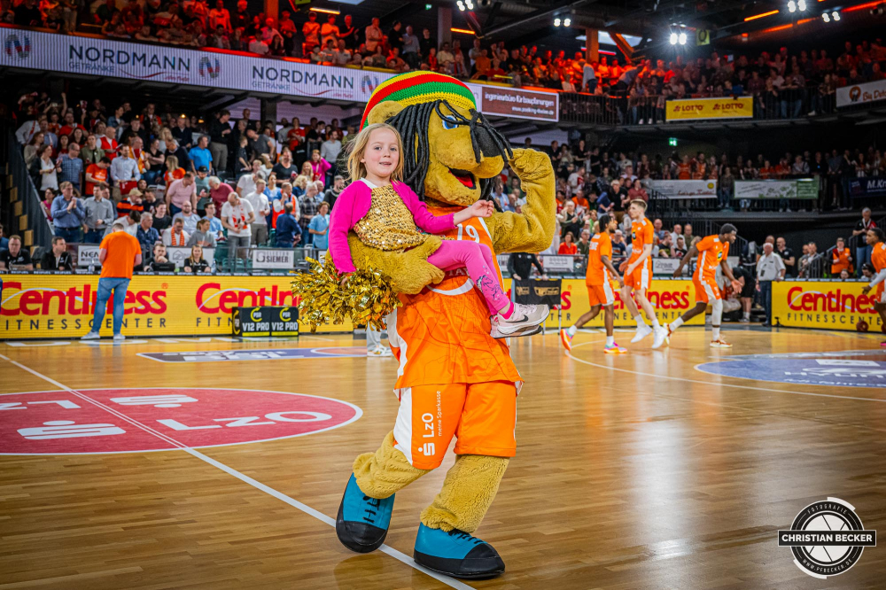 1. Basketball Bundesliga, easyCredit BBL, Saison 2023/2024, Herren, Hauptrunde, 28. Spieltag, 28.04.2024, RASTA Vechta -  W&uuml;rzburg Baskets
Bob (Maskottchen - RASTA Vechta) vor der Partie
Schlüsselwörter: 1. Bundesliga;28.04.2024;30. Spieltag;BBL;Basketball;Baskets;Hauptrunde;Liga;RASTA;RASTA Dome;Saison 2023/2024;Vechta;W&uuml;rzburg;easycredit