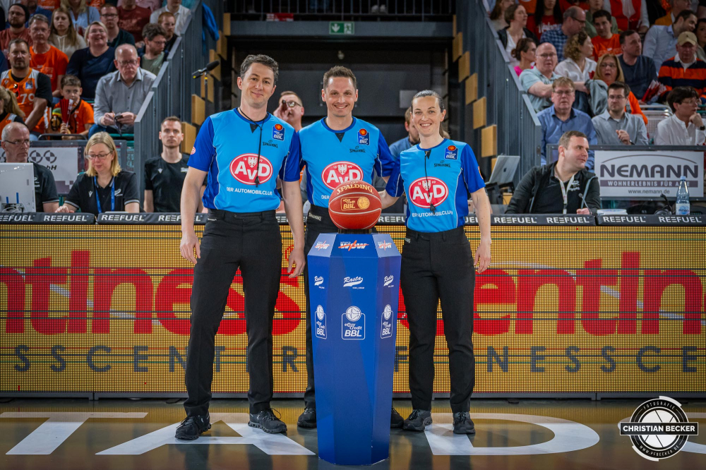 1. Basketball Bundesliga, easyCredit BBL, Saison 2023/2024, Herren, Hauptrunde, 28. Spieltag, 28.04.2024, RASTA Vechta -  W&uuml;rzburg Baskets
Die Schiedsrichter vor der Partie
Schlüsselwörter: 1. Bundesliga;28.04.2024;30. Spieltag;BBL;Basketball;Baskets;Hauptrunde;Liga;RASTA;RASTA Dome;Saison 2023/2024;Vechta;W&uuml;rzburg;easycredit