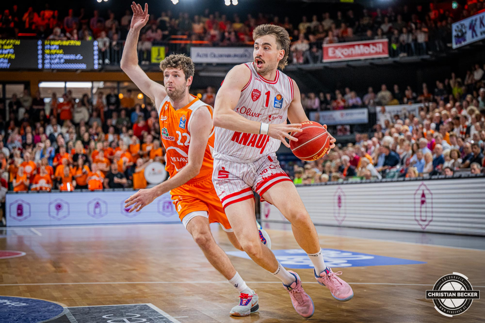 1. Basketball Bundesliga, easyCredit BBL, Saison 2023/2024, Herren, Hauptrunde, 28. Spieltag, 28.04.2024, RASTA Vechta -  W&uuml;rzburg Baskets
Zachary Seljaas (#1 - W&uuml;rzburg Baskets) in Aktion gegen Tanner Groves (#22 - RASTA Vechta)
Schlüsselwörter: 1. Bundesliga;28.04.2024;30. Spieltag;BBL;Basketball;Baskets;Hauptrunde;Liga;RASTA;RASTA Dome;Saison 2023/2024;Vechta;W&uuml;rzburg;easycredit