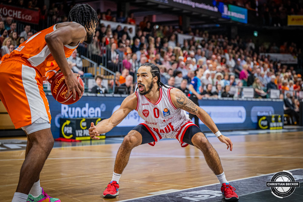 1. Basketball Bundesliga, easyCredit BBL, Saison 2023/2024, Herren, Hauptrunde, 28. Spieltag, 28.04.2024, RASTA Vechta -  W&uuml;rzburg Baskets
Otis Livingston II (#0 - W&uuml;rzburg Baskets) in der Verteidigung
Schlüsselwörter: 1. Bundesliga;28.04.2024;30. Spieltag;BBL;Basketball;Baskets;Hauptrunde;Liga;RASTA;RASTA Dome;Saison 2023/2024;Vechta;W&uuml;rzburg;easycredit