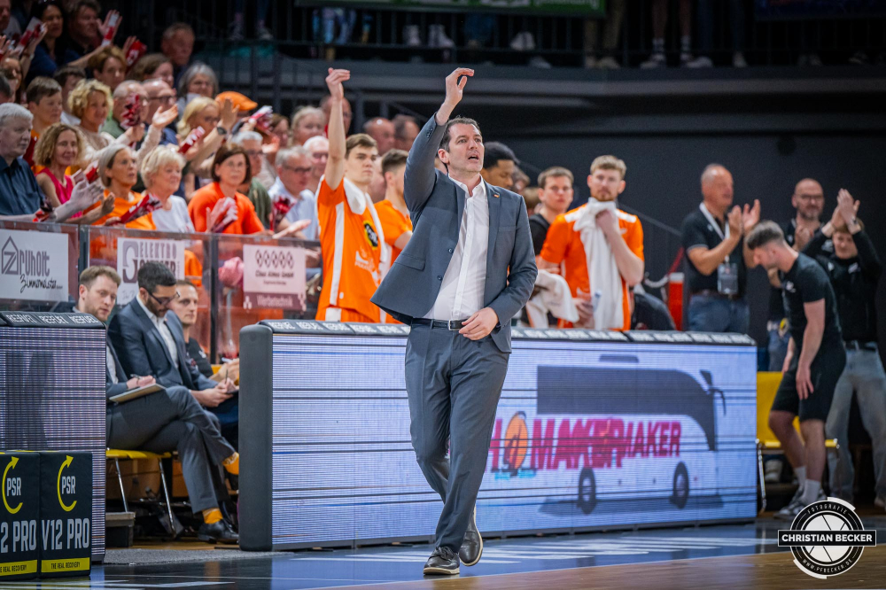 1. Basketball Bundesliga, easyCredit BBL, Saison 2023/2024, Herren, Hauptrunde, 28. Spieltag, 28.04.2024, RASTA Vechta -  W&uuml;rzburg Baskets
Ty Harrelson (Headcoach - RASTA Vechta) w&auml;hrend der Partie
Schlüsselwörter: 1. Bundesliga;28.04.2024;30. Spieltag;BBL;Basketball;Baskets;Hauptrunde;Liga;RASTA;RASTA Dome;Saison 2023/2024;Vechta;W&uuml;rzburg;easycredit