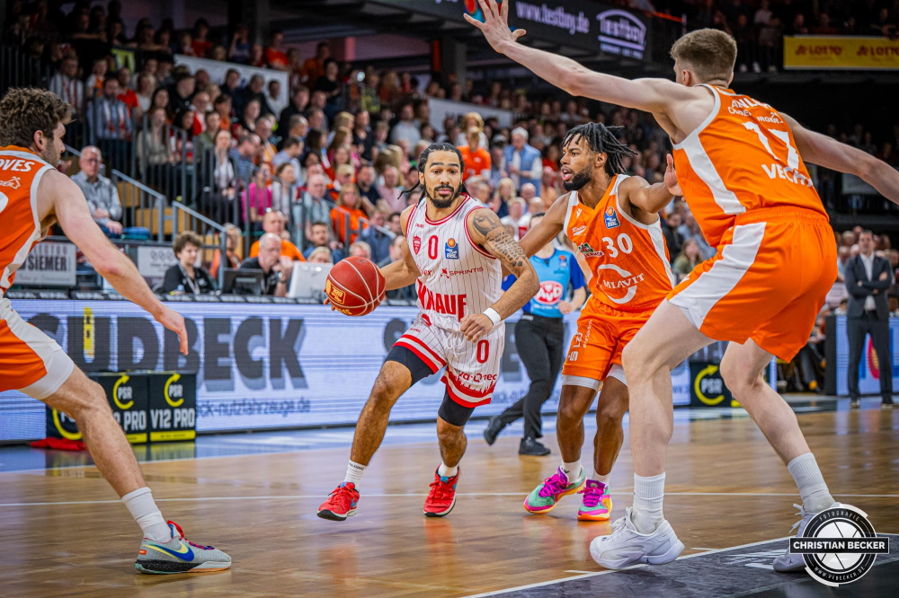 1. Basketball Bundesliga, easyCredit BBL, Saison 2023/2024, Herren, Hauptrunde, 28. Spieltag, 28.04.2024, RASTA Vechta -  Würzburg Baskets
Otis Livingston II (#0 - Würzburg Baskets) in Aktion
Schlüsselwörter: 1. Bundesliga;28.04.2024;30. Spieltag;BBL;Basketball;Baskets;Hauptrunde;Liga;RASTA;RASTA Dome;Saison 2023/2024;Vechta;Würzburg;easycredit