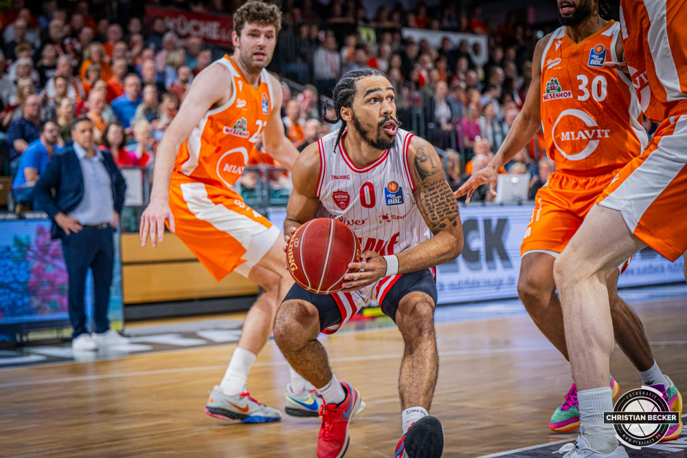 1. Basketball Bundesliga, easyCredit BBL, Saison 2023/2024, Herren, Hauptrunde, 28. Spieltag, 28.04.2024, RASTA Vechta -  W&uuml;rzburg Baskets
Otis Livingston II (#0 - W&uuml;rzburg Baskets) in Aktion
Schlüsselwörter: 1. Bundesliga;28.04.2024;30. Spieltag;BBL;Basketball;Baskets;Hauptrunde;Liga;RASTA;RASTA Dome;Saison 2023/2024;Vechta;W&uuml;rzburg;easycredit