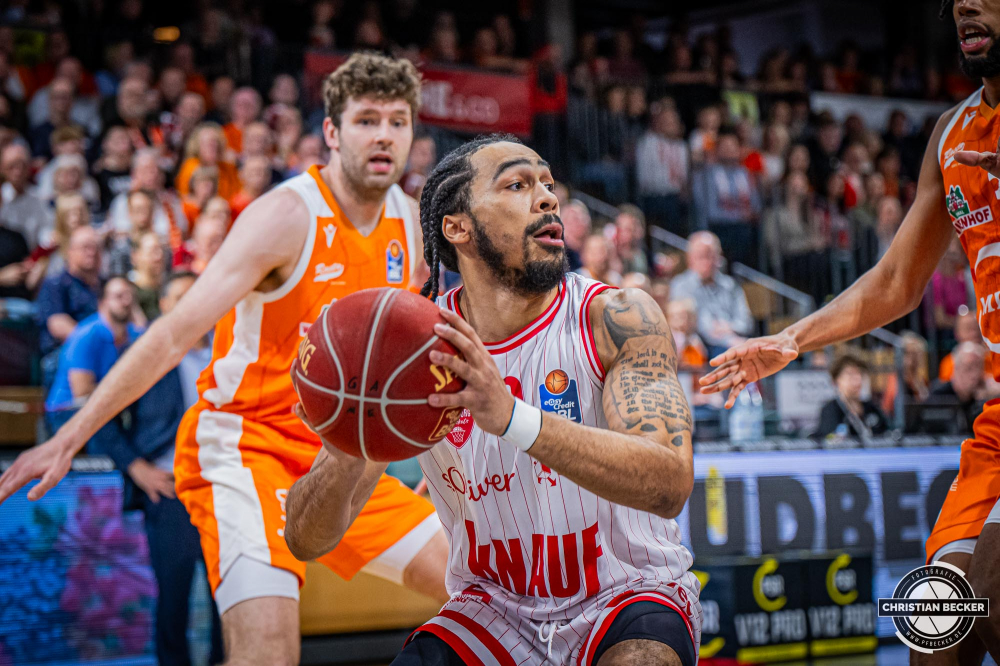 1. Basketball Bundesliga, easyCredit BBL, Saison 2023/2024, Herren, Hauptrunde, 28. Spieltag, 28.04.2024, RASTA Vechta -  Würzburg Baskets
Otis Livingston II (#0 - Würzburg Baskets) in Aktion
Schlüsselwörter: 1. Bundesliga;28.04.2024;30. Spieltag;BBL;Basketball;Baskets;Hauptrunde;Liga;RASTA;RASTA Dome;Saison 2023/2024;Vechta;Würzburg;easycredit