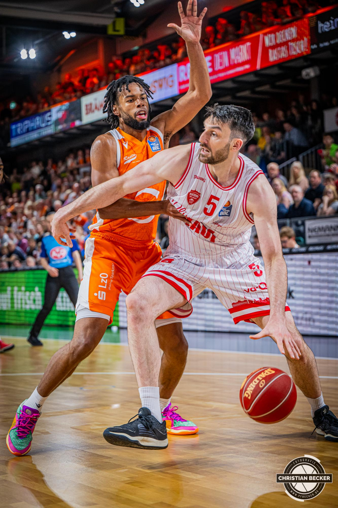 1. Basketball Bundesliga, easyCredit BBL, Saison 2023/2024, Herren, Hauptrunde, 28. Spieltag, 28.04.2024, RASTA Vechta -  W&uuml;rzburg Baskets
Owen Klassen (#5 - W&uuml;rzburg Baskets) in Aktion gegen Chip Flanigan (#30 - RASTA Vechta)
Schlüsselwörter: 1. Bundesliga;28.04.2024;30. Spieltag;BBL;Basketball;Baskets;Hauptrunde;Liga;RASTA;RASTA Dome;Saison 2023/2024;Vechta;W&uuml;rzburg;easycredit