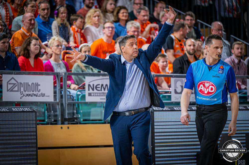 1. Basketball Bundesliga, easyCredit BBL, Saison 2023/2024, Herren, Hauptrunde, 28. Spieltag, 28.04.2024, RASTA Vechta -  W&uuml;rzburg Baskets
Sasa Filipovski (Headcoach - W&uuml;rzburg Baskets) w&auml;hrend der Partie
Schlüsselwörter: 1. Bundesliga;28.04.2024;30. Spieltag;BBL;Basketball;Baskets;Hauptrunde;Liga;RASTA;RASTA Dome;Saison 2023/2024;Vechta;W&uuml;rzburg;easycredit