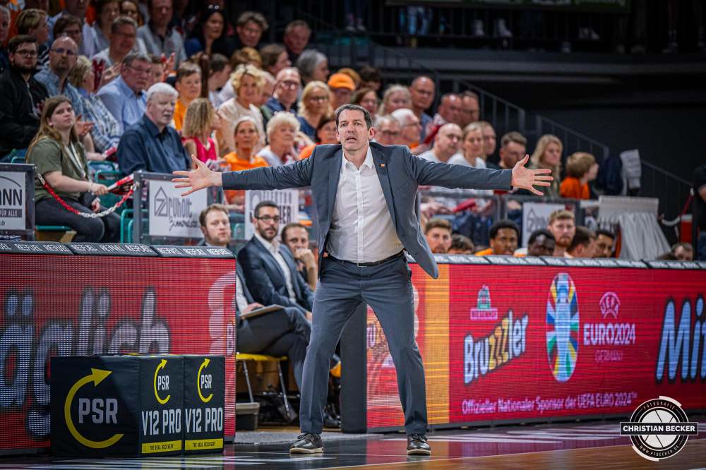 1. Basketball Bundesliga, easyCredit BBL, Saison 2023/2024, Herren, Hauptrunde, 28. Spieltag, 28.04.2024, RASTA Vechta -  W&uuml;rzburg Baskets
Ty Harrelson (Headcoach - RASTA Vechta) w&auml;hrend der Partie
Schlüsselwörter: 1. Bundesliga;28.04.2024;30. Spieltag;BBL;Basketball;Baskets;Hauptrunde;Liga;RASTA;RASTA Dome;Saison 2023/2024;Vechta;W&uuml;rzburg;easycredit