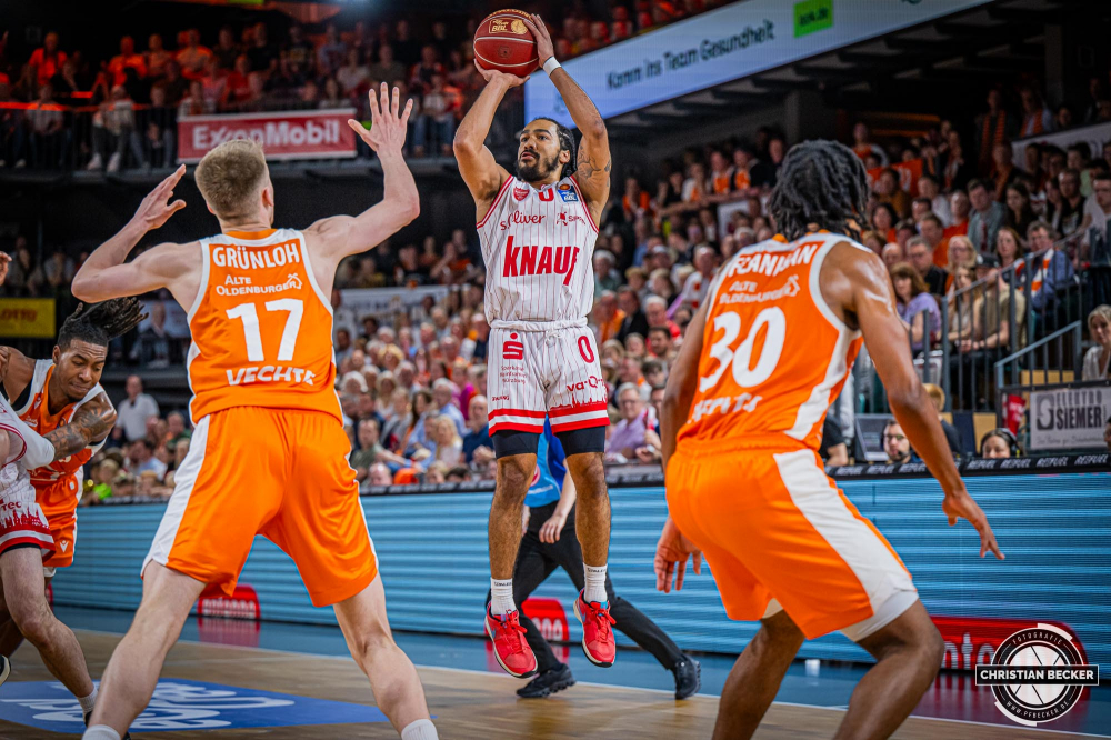 1. Basketball Bundesliga, easyCredit BBL, Saison 2023/2024, Herren, Hauptrunde, 28. Spieltag, 28.04.2024, RASTA Vechta -  W&uuml;rzburg Baskets
Otis Livingston II (#0 - W&uuml;rzburg Baskets) beim Jumpshot
Schlüsselwörter: 1. Bundesliga;28.04.2024;30. Spieltag;BBL;Basketball;Baskets;Hauptrunde;Liga;RASTA;RASTA Dome;Saison 2023/2024;Vechta;W&uuml;rzburg;easycredit