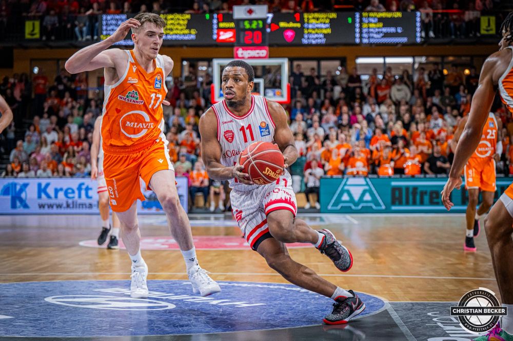 1. Basketball Bundesliga, easyCredit BBL, Saison 2023/2024, Herren, Hauptrunde, 28. Spieltag, 28.04.2024, RASTA Vechta -  W&uuml;rzburg Baskets
Isaiah Washington (#11 - W&uuml;rzburg Baskets) in Aktion
Schlüsselwörter: 1. Bundesliga;28.04.2024;30. Spieltag;BBL;Basketball;Baskets;Hauptrunde;Liga;RASTA;RASTA Dome;Saison 2023/2024;Vechta;W&uuml;rzburg;easycredit