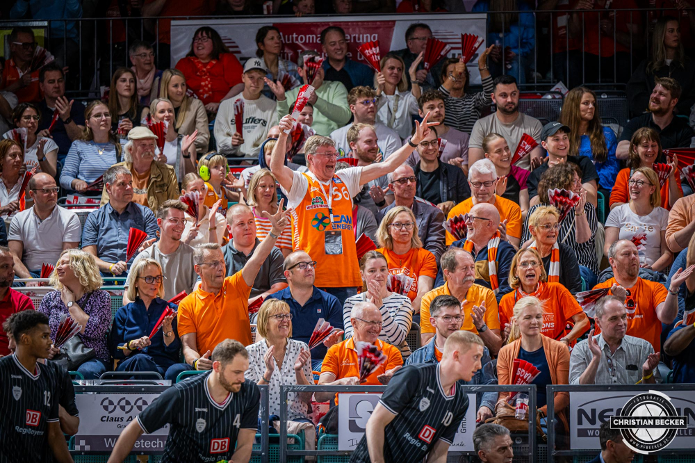 1. Basketball Bundesliga, easyCredit BBL, Saison 2023/2024, Herren, Hauptrunde, 28. Spieltag, 28.04.2024, RASTA Vechta -  W&uuml;rzburg Baskets
Die Fans von RASTA Vechta w&auml;hrend der Partie
Schlüsselwörter: 1. Bundesliga;28.04.2024;30. Spieltag;BBL;Basketball;Baskets;Hauptrunde;Liga;RASTA;RASTA Dome;Saison 2023/2024;Vechta;W&uuml;rzburg;easycredit