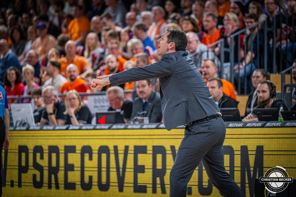 1. Basketball Bundesliga, easyCredit BBL, Saison 2023/2024, Herren, Hauptrunde, 28. Spieltag, 28.04.2024, RASTA Vechta -  W&uuml;rzburg Baskets
Ty Harrelson (Headcoach - RASTA Vechta) w&auml;hrend der Partie
Schlüsselwörter: 1. Bundesliga;28.04.2024;30. Spieltag;BBL;Basketball;Baskets;Hauptrunde;Liga;RASTA;RASTA Dome;Saison 2023/2024;Vechta;W&uuml;rzburg;easycredit