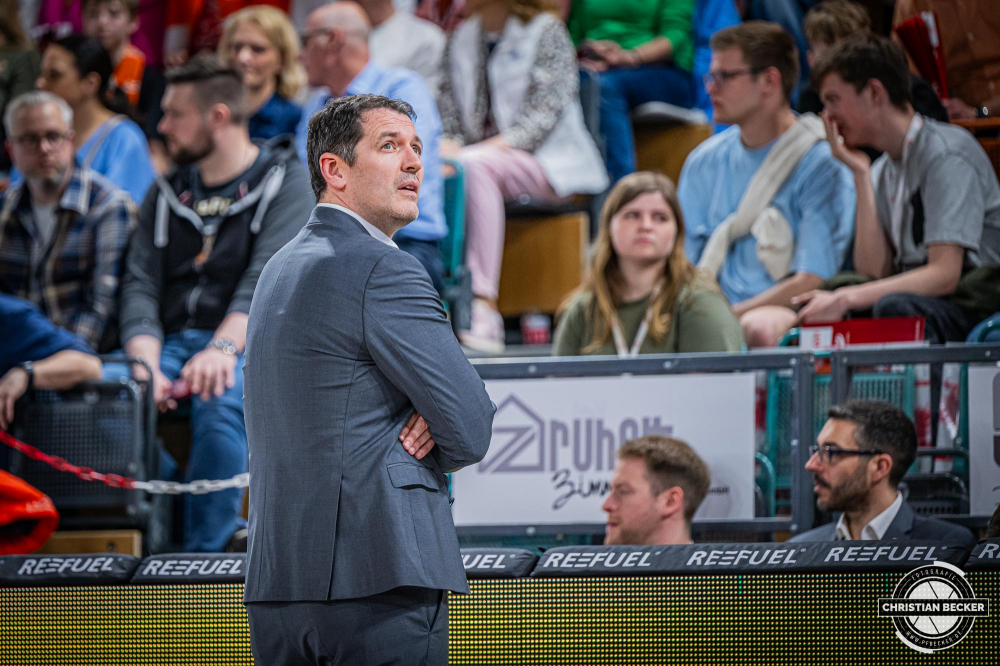 1. Basketball Bundesliga, easyCredit BBL, Saison 2023/2024, Herren, Hauptrunde, 28. Spieltag, 28.04.2024, RASTA Vechta -  W&uuml;rzburg Baskets
Ty Harrelson (Headcoach - RASTA Vechta) w&auml;hrend der Partie
Schlüsselwörter: 1. Bundesliga;28.04.2024;30. Spieltag;BBL;Basketball;Baskets;Hauptrunde;Liga;RASTA;RASTA Dome;Saison 2023/2024;Vechta;W&uuml;rzburg;easycredit