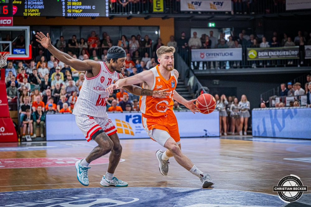 1. Basketball Bundesliga, easyCredit BBL, Saison 2023/2024, Herren, Hauptrunde, 28. Spieltag, 28.04.2024, RASTA Vechta -  W&uuml;rzburg Baskets
Ryan Schwieger (#15 - RASTA Vechta) in Aktion gegen Darius Perry (#10 - W&uuml;rzburg Baskets)
Schlüsselwörter: 1. Bundesliga;28.04.2024;30. Spieltag;BBL;Basketball;Baskets;Hauptrunde;Liga;RASTA;RASTA Dome;Saison 2023/2024;Vechta;W&uuml;rzburg;easycredit