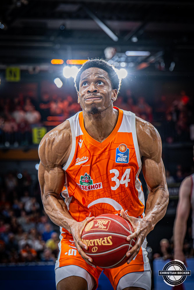 1. Basketball Bundesliga, easyCredit BBL, Saison 2023/2024, Herren, Hauptrunde, 28. Spieltag, 28.04.2024, RASTA Vechta -  W&uuml;rzburg Baskets
Richmond Aririguzoh (#34 - RASTA Vechta) in Aktion
Schlüsselwörter: 1. Bundesliga;28.04.2024;30. Spieltag;BBL;Basketball;Baskets;Hauptrunde;Liga;RASTA;RASTA Dome;Saison 2023/2024;Vechta;W&uuml;rzburg;easycredit