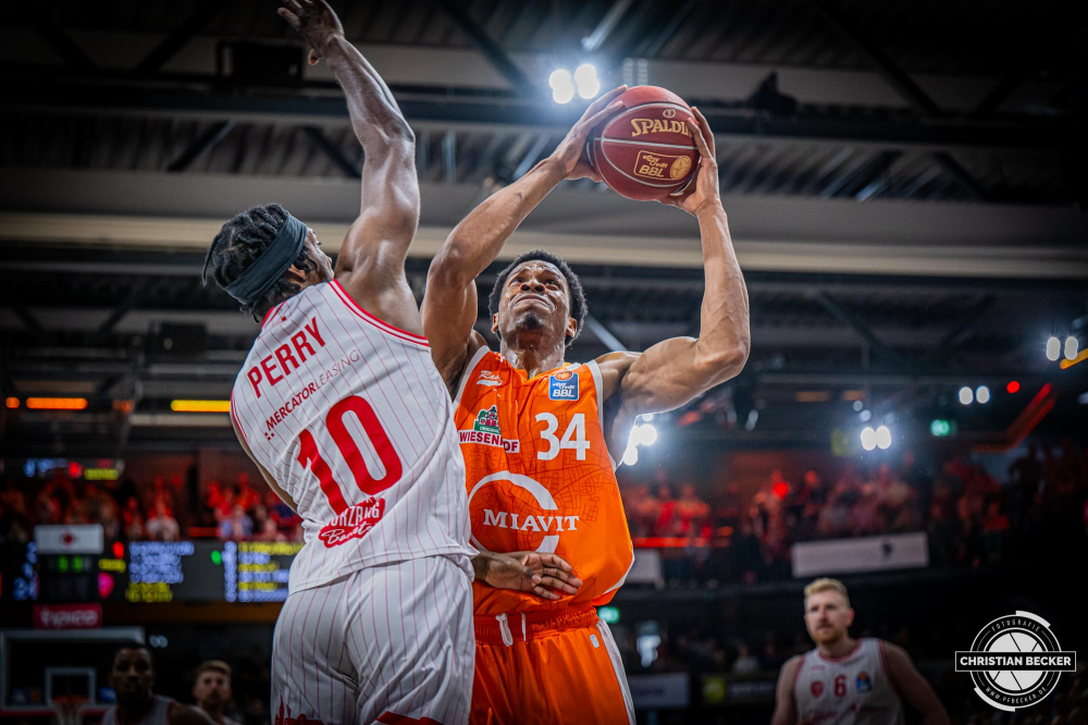 1. Basketball Bundesliga, easyCredit BBL, Saison 2023/2024, Herren, Hauptrunde, 28. Spieltag, 28.04.2024, RASTA Vechta -  W&uuml;rzburg Baskets
Richmond Aririguzoh (#34 - RASTA Vechta) beim Korbleger gegen Darius Perry (#10 - W&uuml;rzburg Baskets)
Schlüsselwörter: 1. Bundesliga;28.04.2024;30. Spieltag;BBL;Basketball;Baskets;Hauptrunde;Liga;RASTA;RASTA Dome;Saison 2023/2024;Vechta;W&uuml;rzburg;easycredit