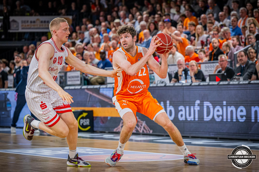 1. Basketball Bundesliga, easyCredit BBL, Saison 2023/2024, Herren, Hauptrunde, 28. Spieltag, 28.04.2024, RASTA Vechta -  W&uuml;rzburg Baskets
Tanner Groves (#22 - RASTA Vechta) in Aktion gegem Collin Welp (#40 - W&uuml;rzburg Baskets)
Schlüsselwörter: 1. Bundesliga;28.04.2024;30. Spieltag;BBL;Basketball;Baskets;Hauptrunde;Liga;RASTA;RASTA Dome;Saison 2023/2024;Vechta;W&uuml;rzburg;easycredit