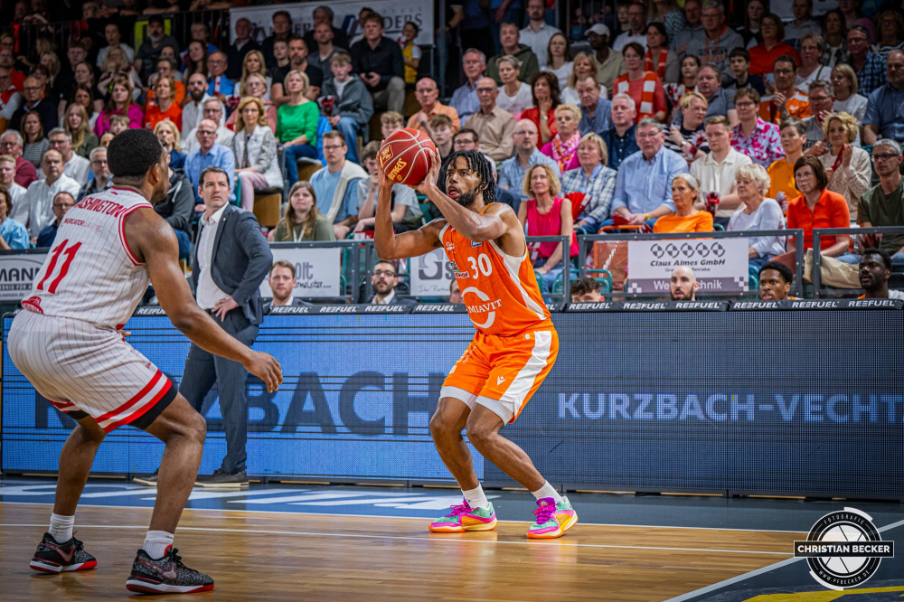 1. Basketball Bundesliga, easyCredit BBL, Saison 2023/2024, Herren, Hauptrunde, 28. Spieltag, 28.04.2024, RASTA Vechta -  W&uuml;rzburg Baskets
Chip Flanigan (#30 - RASTA Vechta) beim Jumpshot
Schlüsselwörter: 1. Bundesliga;28.04.2024;30. Spieltag;BBL;Basketball;Baskets;Hauptrunde;Liga;RASTA;RASTA Dome;Saison 2023/2024;Vechta;W&uuml;rzburg;easycredit