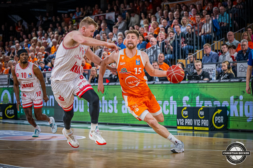1. Basketball Bundesliga, easyCredit BBL, Saison 2023/2024, Herren, Hauptrunde, 28. Spieltag, 28.04.2024, RASTA Vechta -  W&uuml;rzburg Baskets
Ryan Schwieger (#15 - RASTA Vechta) in Aktion gegen Maximilian Ugrai (#6 - W&uuml;rzburg Baskets)
Schlüsselwörter: 1. Bundesliga;28.04.2024;30. Spieltag;BBL;Basketball;Baskets;Hauptrunde;Liga;RASTA;RASTA Dome;Saison 2023/2024;Vechta;W&uuml;rzburg;easycredit