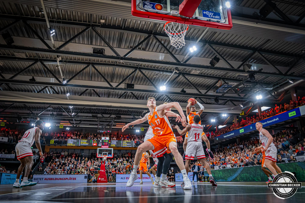 1. Basketball Bundesliga, easyCredit BBL, Saison 2023/2024, Herren, Hauptrunde, 28. Spieltag, 28.04.2024, RASTA Vechta -  W&uuml;rzburg Baskets
Johann Gr&uuml;nloh (#17 - RASTA Vechta) beim ausboxen zum Rebound
Schlüsselwörter: 1. Bundesliga;28.04.2024;30. Spieltag;BBL;Basketball;Baskets;Hauptrunde;Liga;RASTA;RASTA Dome;Saison 2023/2024;Vechta;W&uuml;rzburg;easycredit