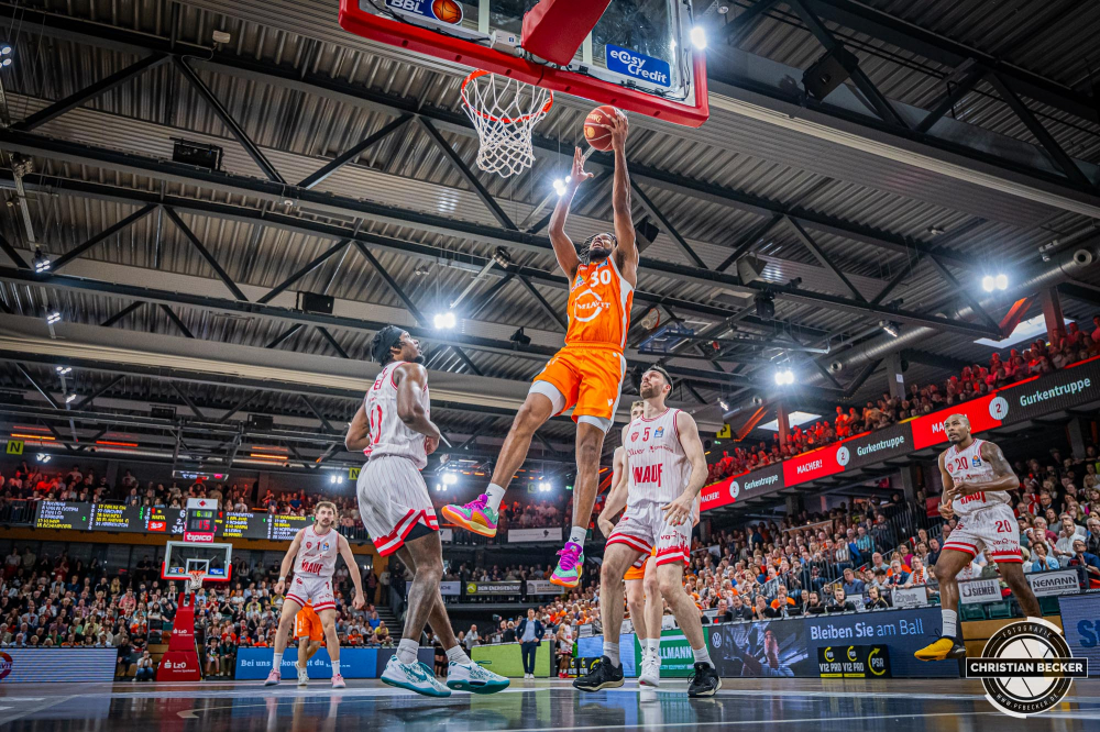 1. Basketball Bundesliga, easyCredit BBL, Saison 2023/2024, Herren, Hauptrunde, 28. Spieltag, 28.04.2024, RASTA Vechta -  W&uuml;rzburg Baskets
Chip Flanigan (#30 - RASTA Vechta) beim Korbleger
Schlüsselwörter: 1. Bundesliga;28.04.2024;30. Spieltag;BBL;Basketball;Baskets;Hauptrunde;Liga;RASTA;RASTA Dome;Saison 2023/2024;Vechta;W&uuml;rzburg;easycredit