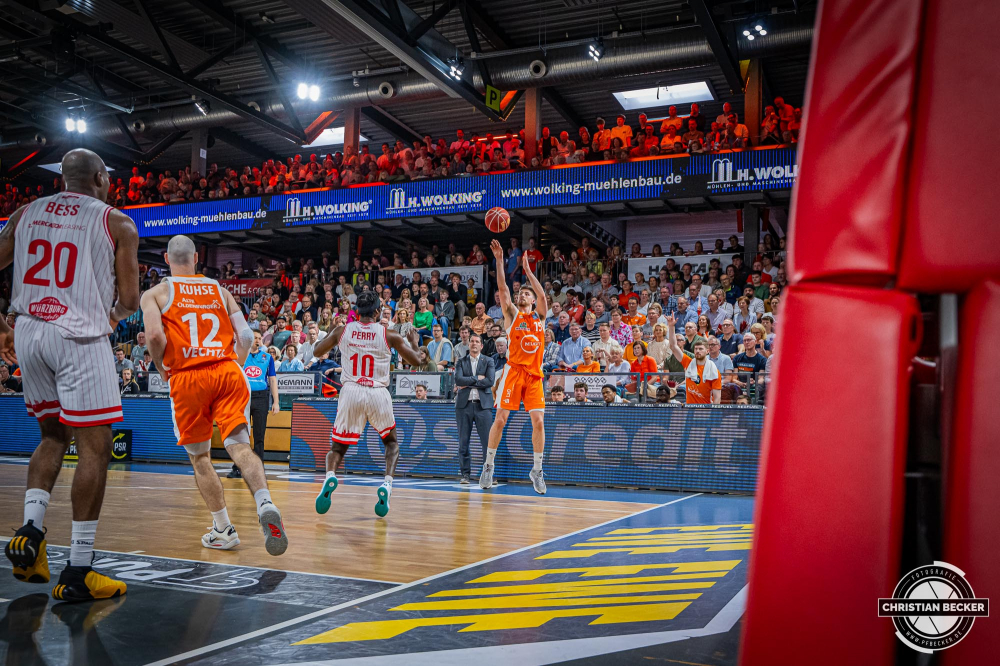 1. Basketball Bundesliga, easyCredit BBL, Saison 2023/2024, Herren, Hauptrunde, 28. Spieltag, 28.04.2024, RASTA Vechta -  W&uuml;rzburg Baskets
Ryan Schwieger (#15 - RASTA Vechta) beim Jumpshot
Schlüsselwörter: 1. Bundesliga;28.04.2024;30. Spieltag;BBL;Basketball;Baskets;Hauptrunde;Liga;RASTA;RASTA Dome;Saison 2023/2024;Vechta;W&uuml;rzburg;easycredit