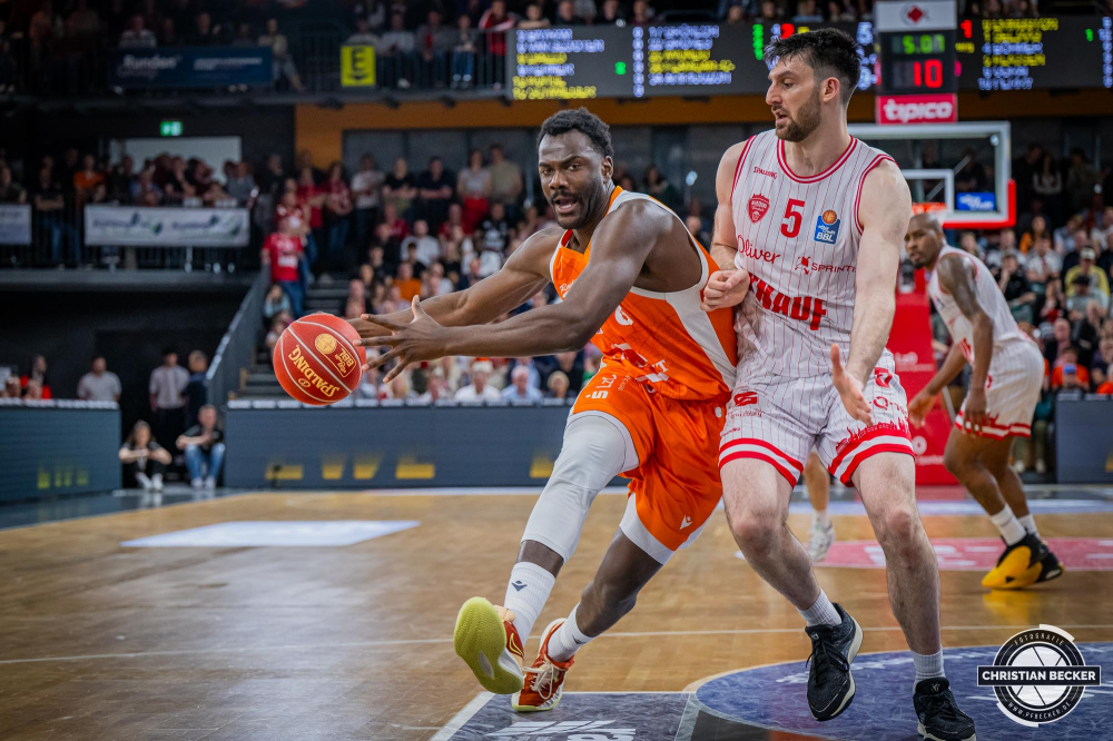 1. Basketball Bundesliga, easyCredit BBL, Saison 2023/2024, Herren, Hauptrunde, 28. Spieltag, 28.04.2024, RASTA Vechta -  W&uuml;rzburg Baskets
Nat Diallo (#8 - RASTA Vechta) in Aktion gegen Owen Klassen (#5 - W&uuml;rzburg Baskets)
Schlüsselwörter: 1. Bundesliga;28.04.2024;30. Spieltag;BBL;Basketball;Baskets;Hauptrunde;Liga;RASTA;RASTA Dome;Saison 2023/2024;Vechta;W&uuml;rzburg;easycredit