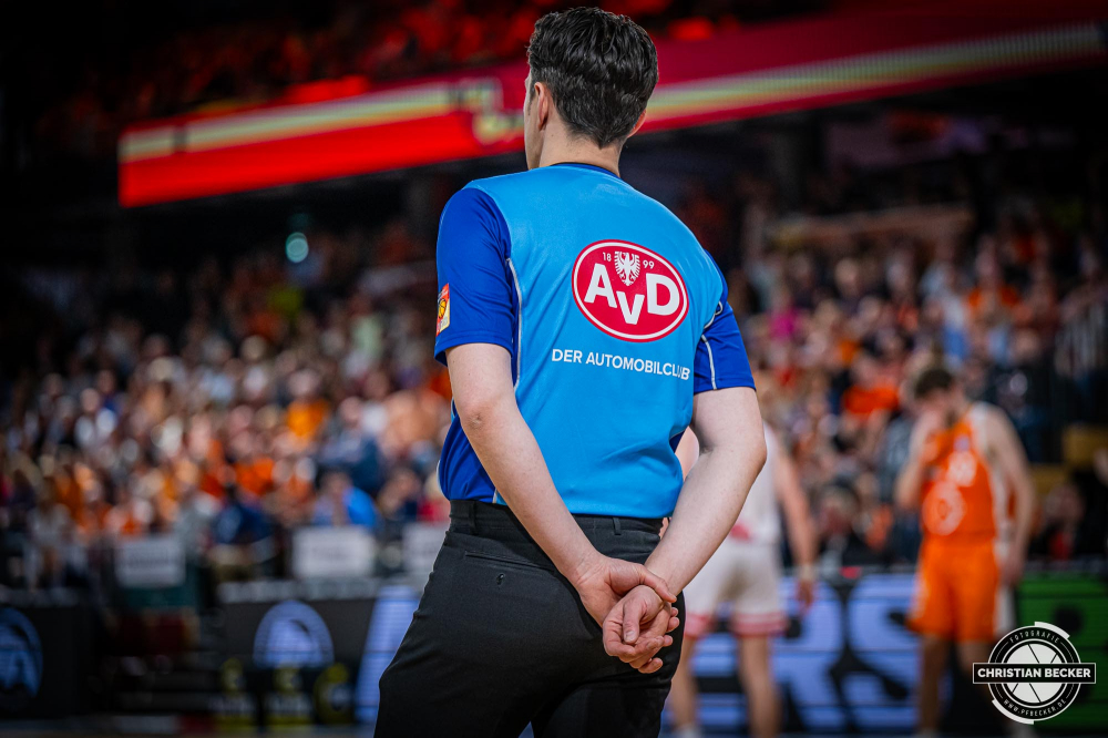 1. Basketball Bundesliga, easyCredit BBL, Saison 2023/2024, Herren, Hauptrunde, 28. Spieltag, 28.04.2024, RASTA Vechta -  W&uuml;rzburg Baskets
Die Schiedsrichter mit den neuen Trikotssponsor w&auml;hrend der Partie
Schlüsselwörter: 1. Bundesliga;28.04.2024;30. Spieltag;BBL;Basketball;Baskets;Hauptrunde;Liga;RASTA;RASTA Dome;Saison 2023/2024;Vechta;W&uuml;rzburg;easycredit