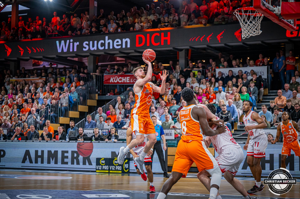 1. Basketball Bundesliga, easyCredit BBL, Saison 2023/2024, Herren, Hauptrunde, 28. Spieltag, 28.04.2024, RASTA Vechta -  W&uuml;rzburg Baskets
Ryan Schwieger (#15 - RASTA Vechta) beim Korbleger
Schlüsselwörter: 1. Bundesliga;28.04.2024;30. Spieltag;BBL;Basketball;Baskets;Hauptrunde;Liga;RASTA;RASTA Dome;Saison 2023/2024;Vechta;W&uuml;rzburg;easycredit