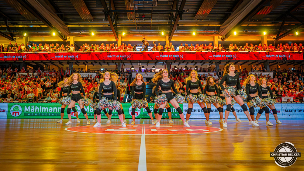 1. Basketball Bundesliga, easyCredit BBL, Saison 2023/2024, Herren, Hauptrunde, 28. Spieltag, 28.04.2024, RASTA Vechta -  W&uuml;rzburg Baskets
Marleys (Cheerleader - RASTA Vechta) w&auml;hrend der Partie
Schlüsselwörter: 1. Bundesliga;28.04.2024;30. Spieltag;BBL;Basketball;Baskets;Hauptrunde;Liga;RASTA;RASTA Dome;Saison 2023/2024;Vechta;W&uuml;rzburg;easycredit