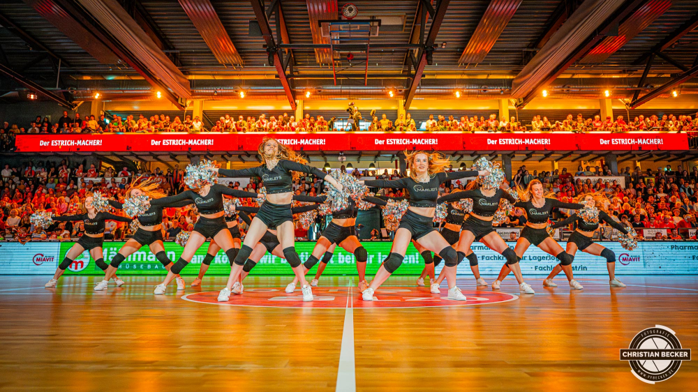 1. Basketball Bundesliga, easyCredit BBL, Saison 2023/2024, Herren, Hauptrunde, 28. Spieltag, 28.04.2024, RASTA Vechta -  W&uuml;rzburg Baskets
Marleys (Cheerleader - RASTA Vechta) w&auml;hrend der Partie
Schlüsselwörter: 1. Bundesliga;28.04.2024;30. Spieltag;BBL;Basketball;Baskets;Hauptrunde;Liga;RASTA;RASTA Dome;Saison 2023/2024;Vechta;W&uuml;rzburg;easycredit