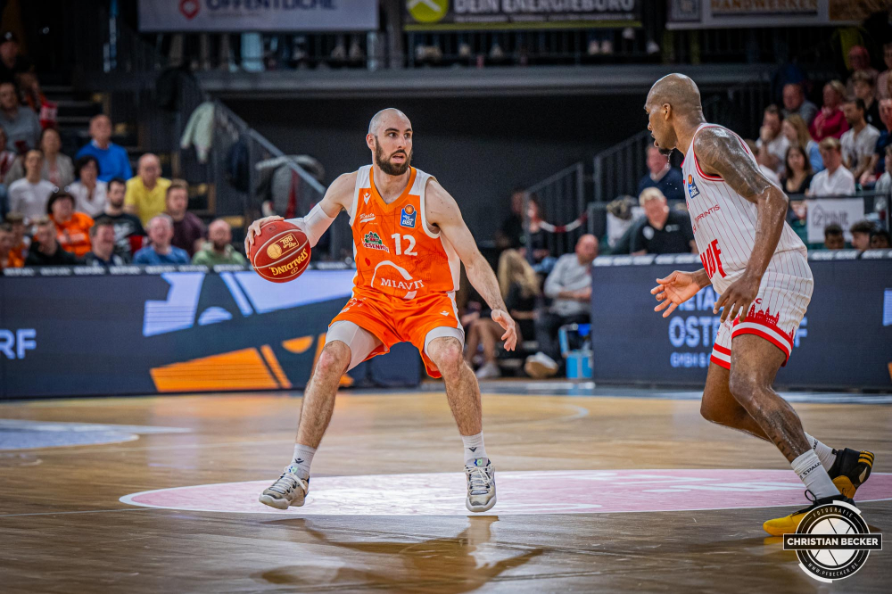 1. Basketball Bundesliga, easyCredit BBL, Saison 2023/2024, Herren, Hauptrunde, 28. Spieltag, 28.04.2024, RASTA Vechta -  W&uuml;rzburg Baskets
Tommy Kuhse (#12 - RASTA Vechta) in Aktion gegen Javon Bess (#20 - W&uuml;rzburg Baskets)
Schlüsselwörter: 1. Bundesliga;28.04.2024;30. Spieltag;BBL;Basketball;Baskets;Hauptrunde;Liga;RASTA;RASTA Dome;Saison 2023/2024;Vechta;W&uuml;rzburg;easycredit