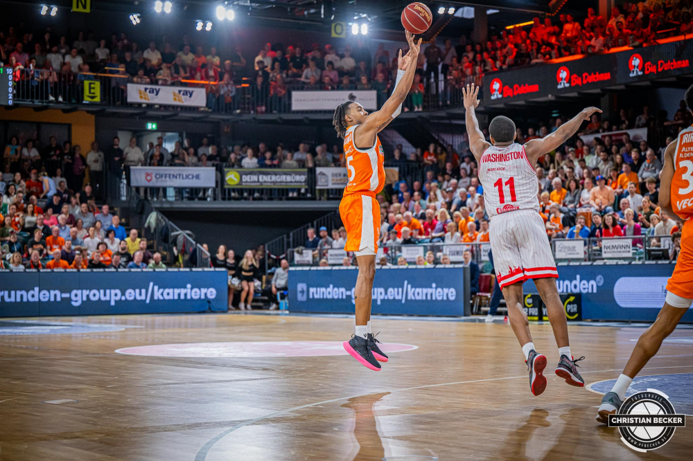 1. Basketball Bundesliga, easyCredit BBL, Saison 2023/2024, Herren, Hauptrunde, 28. Spieltag, 28.04.2024, RASTA Vechta -  W&uuml;rzburg Baskets
Wes Iwundu (#25 - RASTA Vechta) beim Jumpshot gegen Isaiah Washington (#11 - W&uuml;rzburg Baskets)
Schlüsselwörter: 1. Bundesliga;28.04.2024;30. Spieltag;BBL;Basketball;Baskets;Hauptrunde;Liga;RASTA;RASTA Dome;Saison 2023/2024;Vechta;W&uuml;rzburg;easycredit