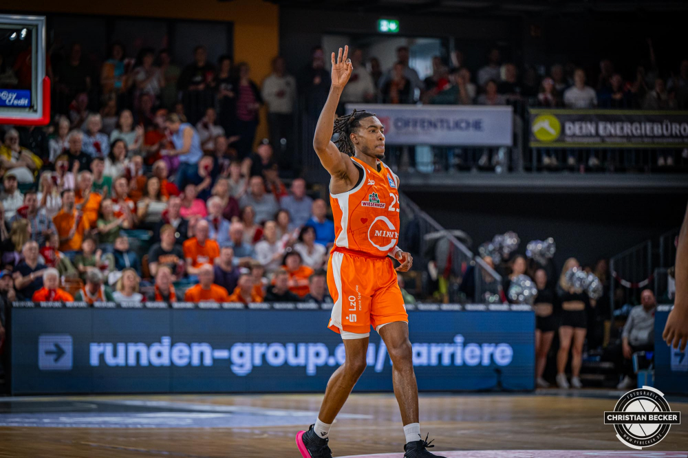 1. Basketball Bundesliga, easyCredit BBL, Saison 2023/2024, Herren, Hauptrunde, 28. Spieltag, 28.04.2024, RASTA Vechta -  W&uuml;rzburg Baskets
Wes Iwundu (#25 - RASTA Vechta) zeigt Emotionen w&auml;hrend der Partie
Schlüsselwörter: 1. Bundesliga;28.04.2024;30. Spieltag;BBL;Basketball;Baskets;Hauptrunde;Liga;RASTA;RASTA Dome;Saison 2023/2024;Vechta;W&uuml;rzburg;easycredit