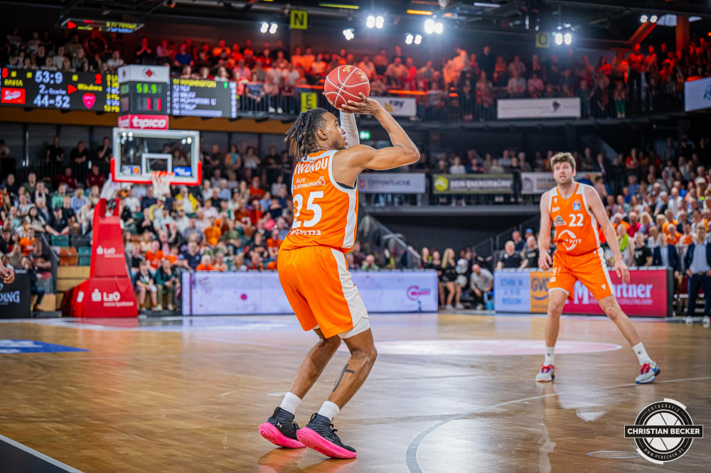 1. Basketball Bundesliga, easyCredit BBL, Saison 2023/2024, Herren, Hauptrunde, 28. Spieltag, 28.04.2024, RASTA Vechta -  W&uuml;rzburg Baskets
Wes Iwundu (#25 - RASTA Vechta) beim Jumpshot
Schlüsselwörter: 1. Bundesliga;28.04.2024;30. Spieltag;BBL;Basketball;Baskets;Hauptrunde;Liga;RASTA;RASTA Dome;Saison 2023/2024;Vechta;W&uuml;rzburg;easycredit