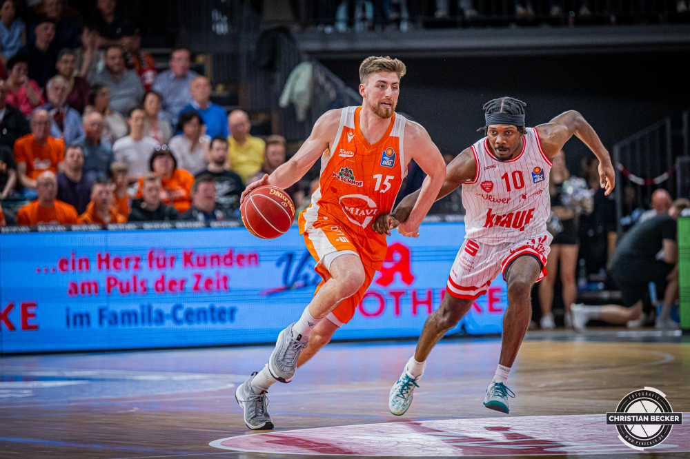 1. Basketball Bundesliga, easyCredit BBL, Saison 2023/2024, Herren, Hauptrunde, 28. Spieltag, 28.04.2024, RASTA Vechta -  W&uuml;rzburg Baskets
Ryan Schwieger (#15 - RASTA Vechta) in Aktion gegen Darius Perry (#10 - W&uuml;rzburg Baskets)
Schlüsselwörter: 1. Bundesliga;28.04.2024;30. Spieltag;BBL;Basketball;Baskets;Hauptrunde;Liga;RASTA;RASTA Dome;Saison 2023/2024;Vechta;W&uuml;rzburg;easycredit