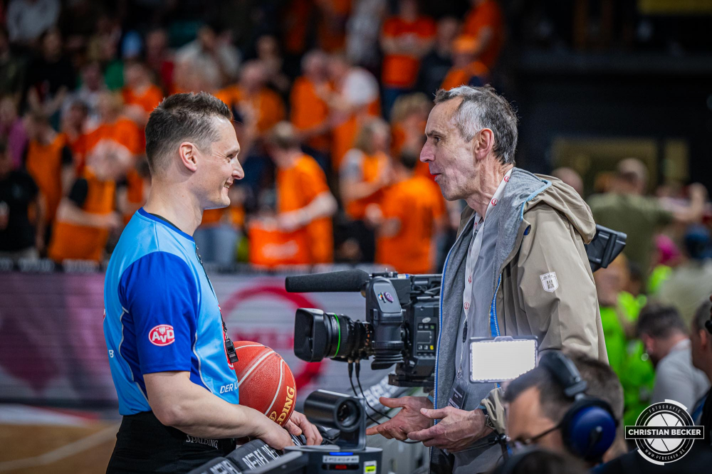 1. Basketball Bundesliga, easyCredit BBL, Saison 2023/2024, Herren, Hauptrunde, 28. Spieltag, 28.04.2024, RASTA Vechta -  W&uuml;rzburg Baskets
Martin Matip (Schiedsrichter BBL) im Gespr&auml;ch mit Stefan Koch (Moderator DYN Media)
Schlüsselwörter: 1. Bundesliga;28.04.2024;30. Spieltag;BBL;Basketball;Baskets;Hauptrunde;Liga;RASTA;RASTA Dome;Saison 2023/2024;Vechta;W&uuml;rzburg;easycredit