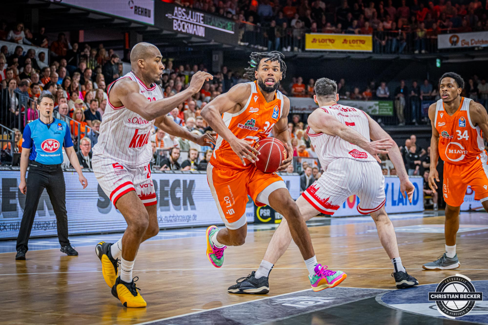 1. Basketball Bundesliga, easyCredit BBL, Saison 2023/2024, Herren, Hauptrunde, 28. Spieltag, 28.04.2024, RASTA Vechta -  W&uuml;rzburg Baskets
Chip Flanigan (#30 - RASTA Vechta) gegen Javon Bess (#20 - W&uuml;rzburg Baskets)
Schlüsselwörter: 1. Bundesliga;28.04.2024;30. Spieltag;BBL;Basketball;Baskets;Hauptrunde;Liga;RASTA;RASTA Dome;Saison 2023/2024;Vechta;W&uuml;rzburg;easycredit